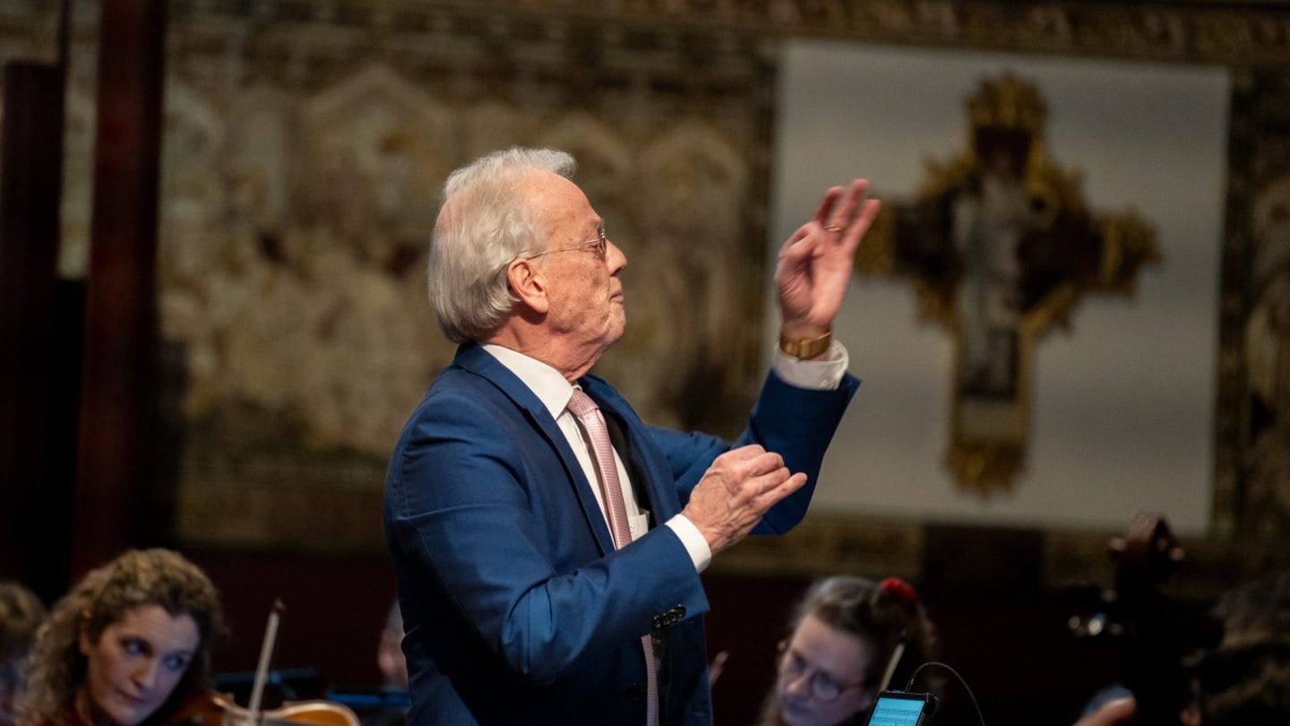 Howard Shelly conducting an orchestra.