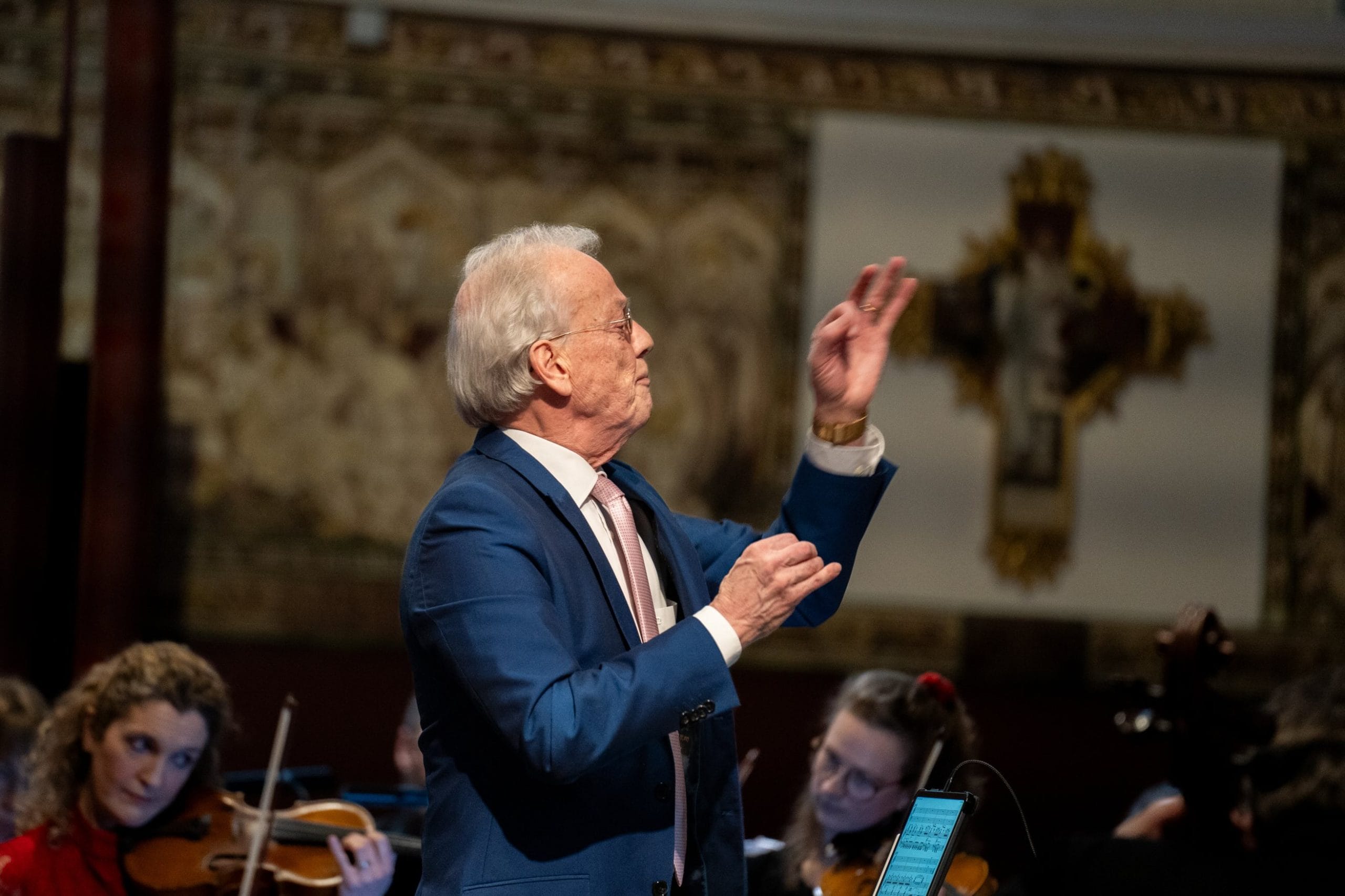 Howard Shelly conducting an orchestra.